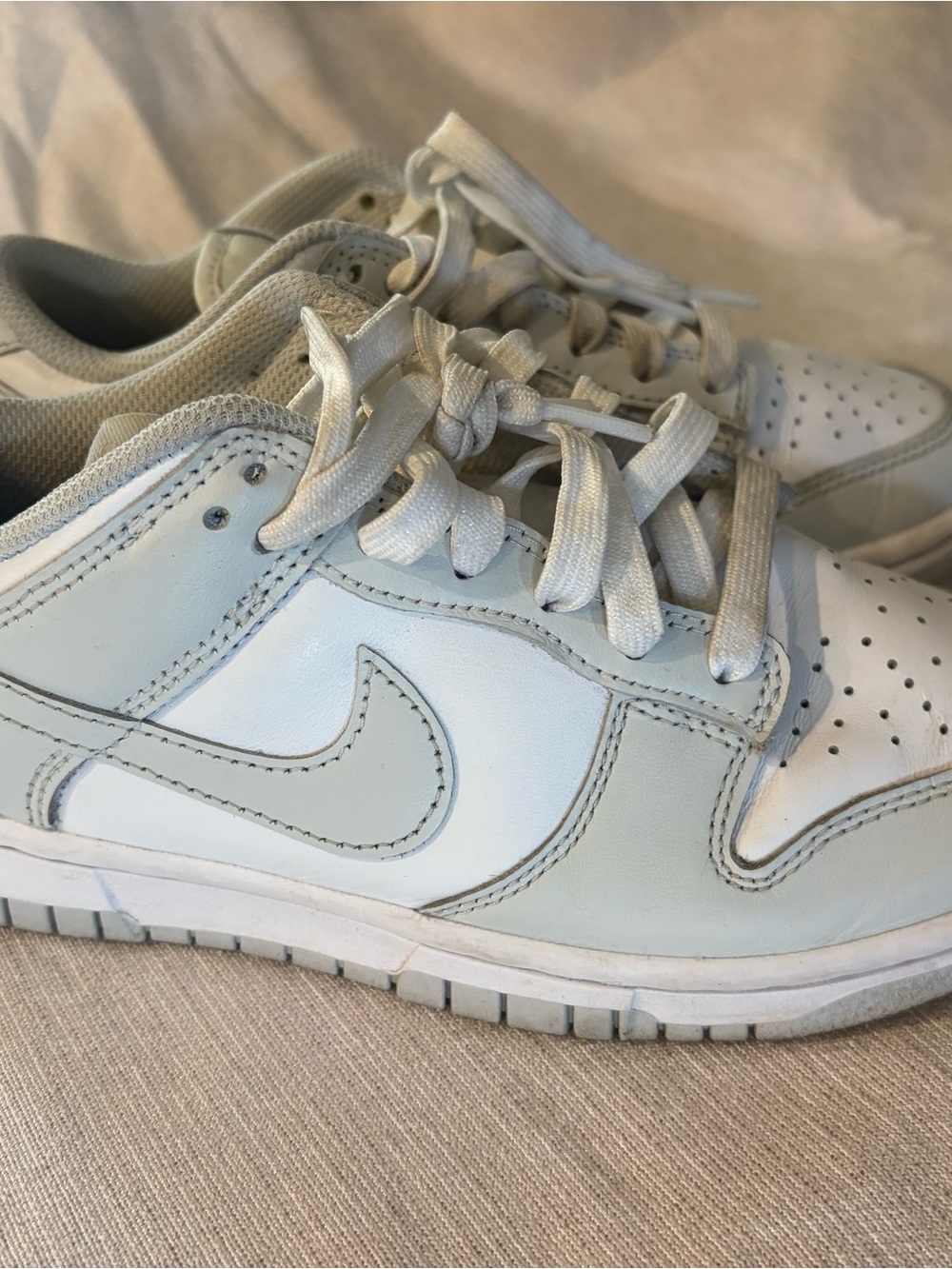 Nike Kids Low-Top Sneakers in Light Gray and White